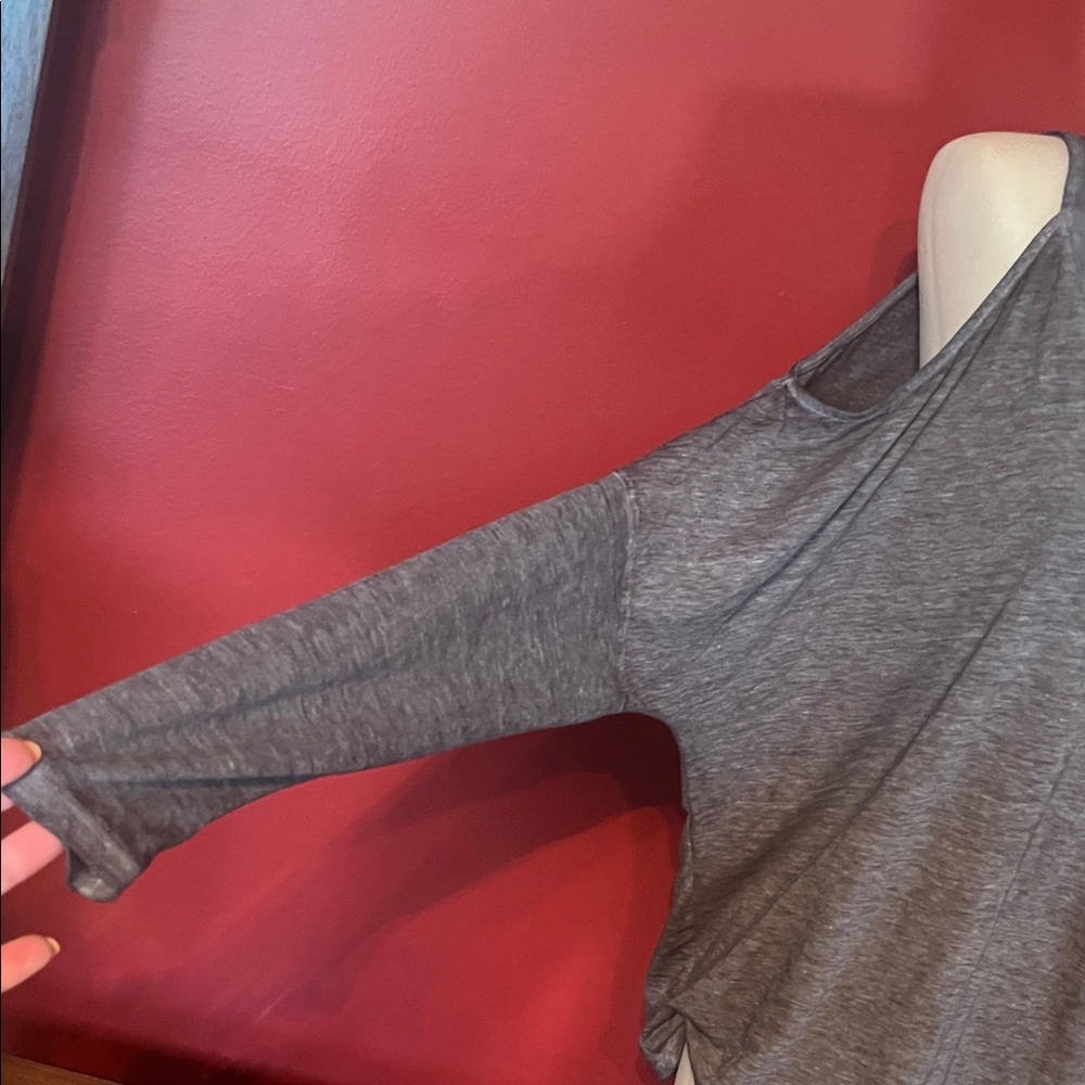 New Gray V-Neck cold shoulder express Women's Top - Picture 4 of 13